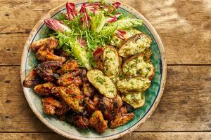 Курячі крильця на шпажках від Jamie Oliver з фаршированою картоплею фото