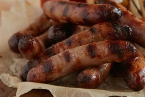 Merguez &ndash; пряні ковбаски з баранини на грилі фото